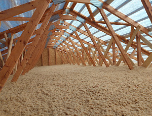 Zateplení dřevostavby pomocí dřevovláknité foukané izolace